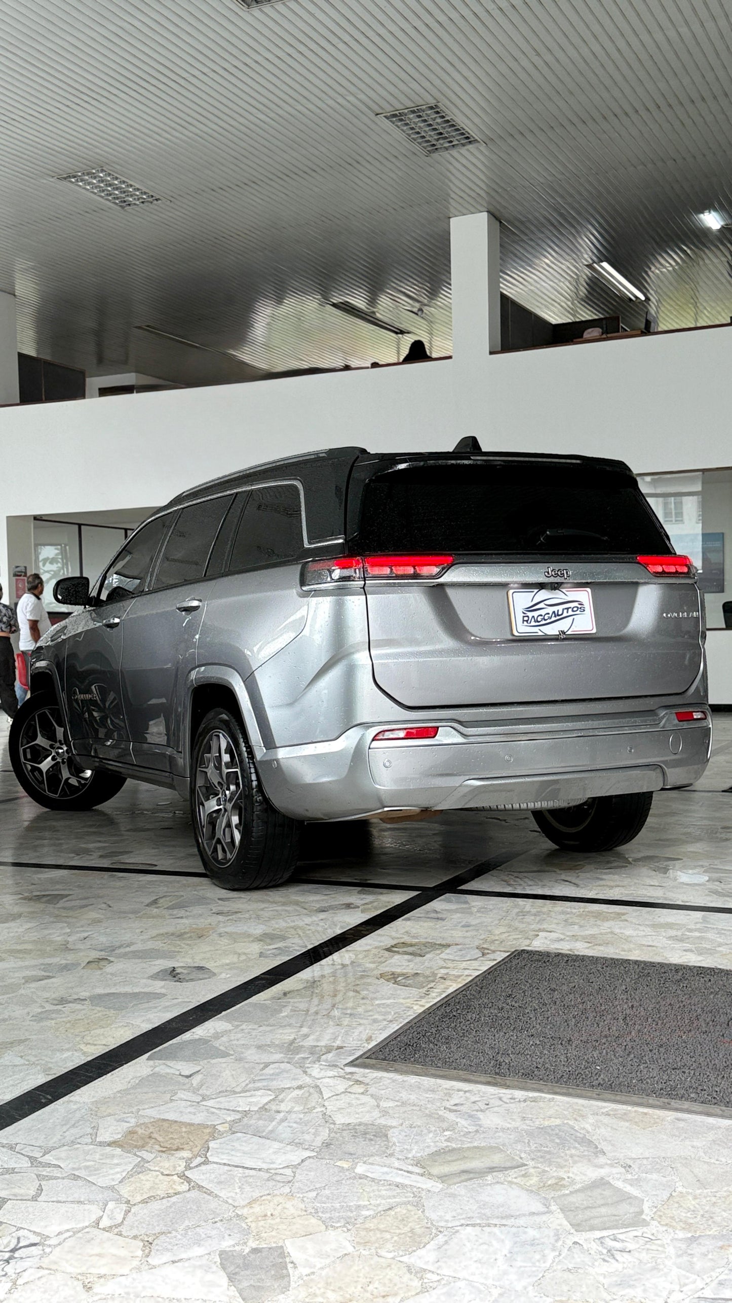 JEEP COMMANDER 1.3 TURBO OVERLAND 2023 AUTOMÁTICO