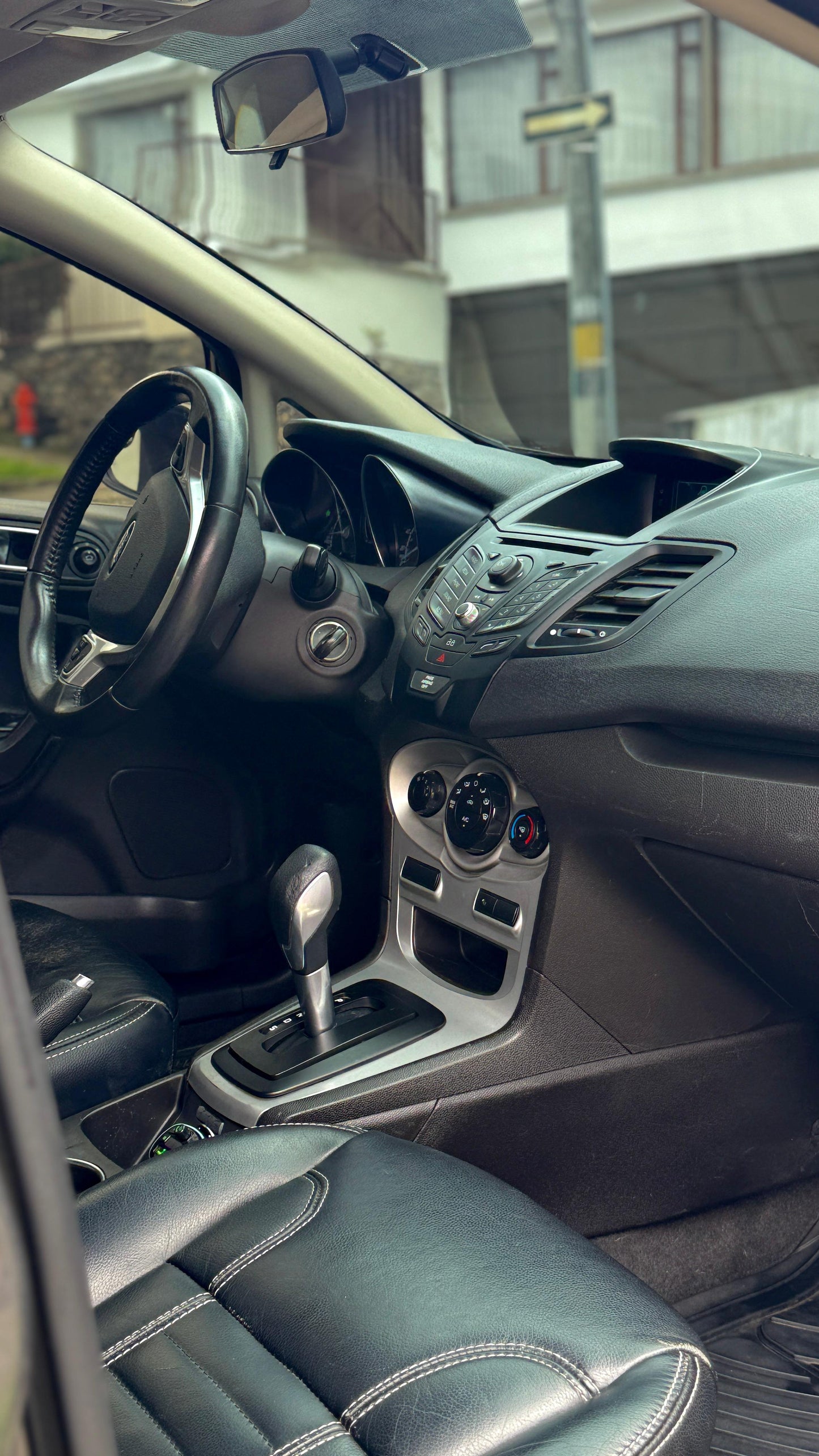 FORD FIESTA SE 1.6 HATCHBACK 2015 AUTOMÁTICO