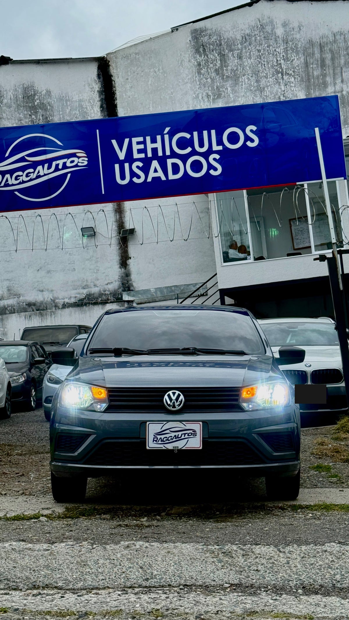 Volkswagen Gol Trendline 1.6 2020, foto 1, placa de otro vehículo de fondo tapada